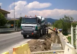 I lavori alla pista ciclo-pedonale: in diversi tratti occorre costruire un muro di sostegno